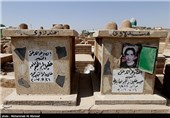 این قبرستان از جنوب به حرم علی بن ابی‌طالب و خیابان اصلی نجف- کوفه (شارع علی بن ابیطالب) از شرق به جاده نجف - کربلا، از شمال به منطقه حی المهندسین و غرب به دریای سابق نجف محدود می‌گردد