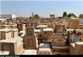 در راوایات است که ارواح مومنین در این قبرستان گرد هم می‌آیند و هر مومنی که از دنیا برود ملکی روحش را به اینجا می‌آورد و هر کس که در این قبرستان دفن شود عذاب قبر از او برداشته می‌شود.