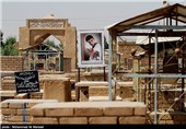 مقبره پیامبرانی چون حضرات هود(ع) و صالح(ع) در ورودی قبرستان قرار دارند.مقبره  آیت ا... سید علی قاضی طباطبایی در قسمت جنوبی وادی السلام و نزدیک آرامگاه هود و صالح است و مقبره رئیس علی دلواری از دلیرمردان تنگستان بوشهر که در نبرد با انگلیسی‌ها کشته شد نیز در این قبرستان است.