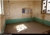 در راوایات است که ارواح مومنین در این قبرستان گرد هم می‌آیند و هر مومنی که از دنیا برود ملکی روحش را به اینجا می‌آورد و هر کس که در این قبرستان دفن شود عذاب قبر از او برداشته می‌شود.