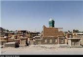 این قبرستان از جنوب به حرم علی بن ابی‌طالب و خیابان اصلی نجف- کوفه (شارع علی بن ابیطالب) از شرق به جاده نجف - کربلا، از شمال به منطقه حی المهندسین و غرب به دریای سابق نجف محدود می‌گردد