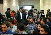 سپ بلاتر رئیس فیفا هنگام ورود به نشست خبری