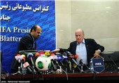 سپ بلاتر رئیس فیفا هنگام ورود به نشست خبری