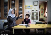 ناشنوایان با علائم مخصوص و یا از طریق لب خوانی با معلم خود ارتباط برقرار میکنند 