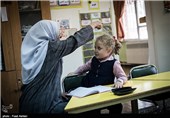 ناشنوایان با علائم مخصوص و یا از طریق لب خوانی با معلم خود ارتباط برقرار میکنند 