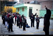 خواندن سرود ایران در مراسم صبحگاه مدرسه 