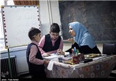بچه های ناشنوا با کمک معلمان درسهای خود را میخوانند و گفتار درمانی میشوند