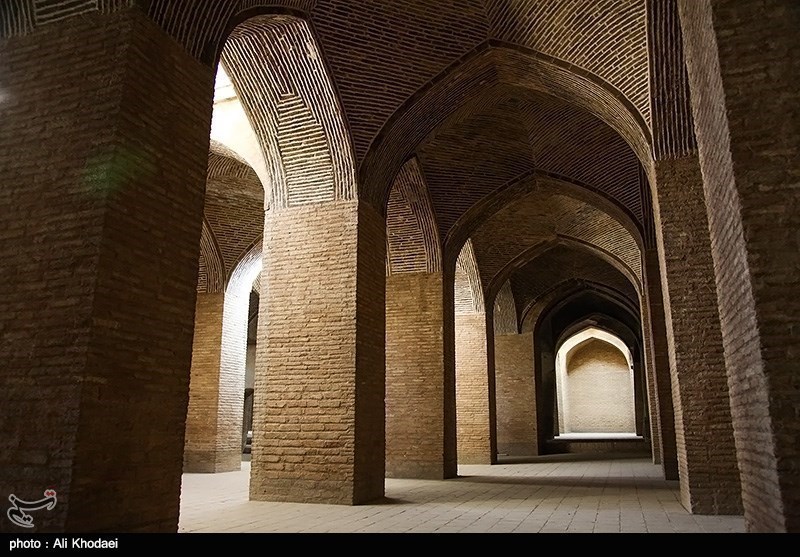 مسجد جامع اصفهان هو أکبر مسجد فی إیران