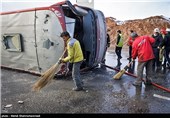 18 مجروح در واژگونی اتوبوس-اتوبان تهران قم