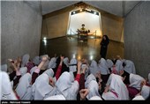 بازدید کنندگان مجموعه فرهنگی هنری برج آزادی در غرفه ربات سخنگو