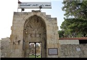درب ورودی مسجد راس الحسین(ع) در بعلبک