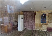 داخل محوطه مسقف مسجد راس الحسین(ع) در بعلبک