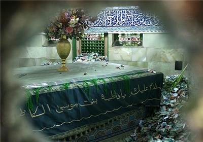 تعویض گل های ضریح مطهر حضرت معصومه (س)
