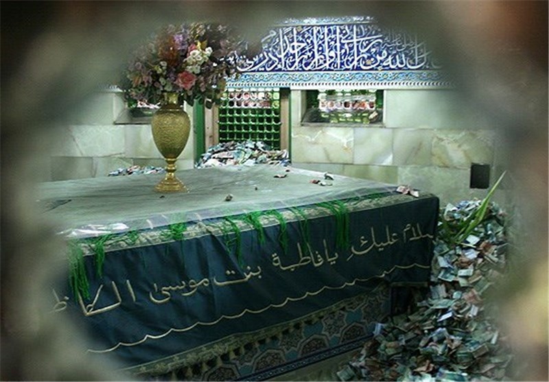 تعویض گل های ضریح مطهر حضرت معصومه (س)