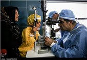  چشمان شوخان پس از دو بار پیوند توسط حسن قاضی زاده هاشمی وزیر بهداشت بینایی خود را بدست آورد