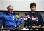 کی بازیکن و اولی اشتیلیکه سرمربی تیم فوتبال کره جنوبی در کنفرانس خبری پیش بازی دوستانه ایران و کره جنوبی