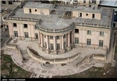 معماری «کاخ ثابت پاسال» از قصر «لو پتی تریانون» یکی از کاخ‌های جانبی ورسای در فرانسه کپی‌برداری شده است و اشیای به کار رفته در آن بسیار ارزشمند است که قبل از انقلاب به روایتی حدود «15 میلیون دلار» قیمت‌گذاری شده بود. 
