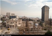 به گفته یکی از همسایگان این خانه تاریخی ، فروردین ماه امسال اکثر درختان باغ را شبانه قطع کردند