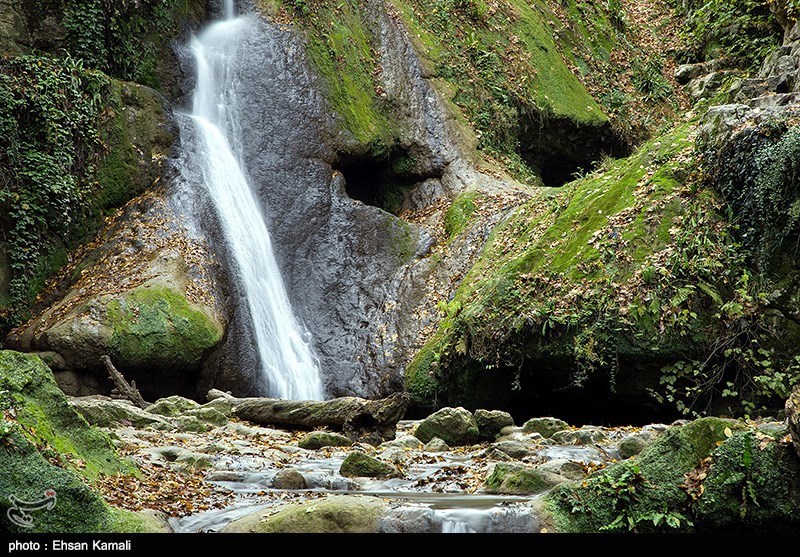طبیعت پاییزی جنگل گلستان و آبشار لوه