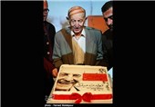 مرحوم مرتضی احمدی هنرمند پیشکسوت سینما، تئاتر، تلویزیون و رادیو در جشن تولد 88 سالگی‌اش