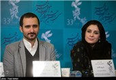مریم مقدم بازیگر و نویسنده و پوریا رحیمی سام در نشست خبری فیلم احتمال باران اسیدی