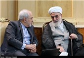 گفت و گوی حجت الاسلام محمدی گلپايگانی رئيس دفتر مقام معظم رهبری و ظریف وزیر امور خارجه در مراسم بدرقه رسمی رئیس جمهور در سفر به شانگهای چین