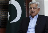 وزیر الدفاع الباکستانی یدعو إلى تعزیز التعاون الثنائی مع إیران