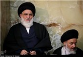 آیت‌الله حسینی بوشهری و آیت‌الله هاشمی شاهرودی در مراسم ترحیم همسر آیت‌الله احمد جنتی - قم