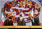 اسحاق جهانگیری معاون اول رئیس جمهور، حجت‌الاسلام حسن روحانی رئیس جمهور و حجت‌الاسلام سیدحسن خمینی در همایش بزرگداشت بانوی انقلاب اسلامی