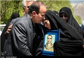 حضور مادر شهید تازه شناسایی شده عباس امیدی بر سر مزار فرزندش - باغ موزه دفاع مقدس