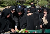 حضور خانواده شهید تازه شناسایی شده عباس امیدی بر سر مزار وی - باغ موزه دفاع مقدس