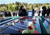 حضور خانواده شهید تازه شناسایی شده عباس امیدی بر سر مزار وی - باغ موزه دفاع مقدس