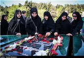 حضور خانواده شهید تازه شناسایی شده عباس امیدی بر سر مزار وی
