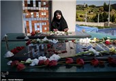 حضور خانواده شهید تازه شناسایی شده عباس امیدی بر سر مزار وی - باغ موزه دفاع مقدس