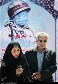 حضور خانواده شهید تازه شناسایی شده عباس امیدی بر سر مزار وی - باغ موزه دفاع مقدس