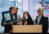 حضور خانواده شهید تازه شناسایی شده عباس امیدی بر سر مزار وی - باغ موزه دفاع مقدس