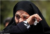 حضور مادر شهید تازه شناسایی شده عباس امیدی بر سر مزار فرزندش - باغ موزه دفاع مقدس