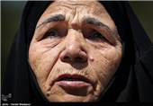 حضور مادر شهید تازه شناسایی شده عباس امیدی بر سر مزار فرزندش - باغ موزه دفاع مقدس