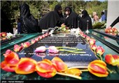 حضور خانواده شهید تازه شناسایی شده عباس امیدی بر سر مزار وی - باغ موزه دفاع مقدس