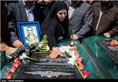 حضور مادر شهید تازه شناسایی شده عباس امیدی بر سر مزار فرزندش - باغ موزه دفاع مقدس