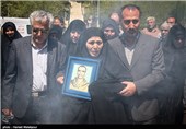 حضور خانواده شهید تازه شناسایی شده عباس امیدی بر سر مزار وی - باغ موزه دفاع مقدس