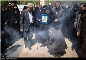 حضور مادر شهید تازه شناسایی شده عباس امیدی بر سر مزار فرزندش - باغ موزه دفاع مقدس