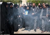 حضور مادر شهید تازه شناسایی شده عباس امیدی بر سر مزار فرزندش - باغ موزه دفاع مقدس
