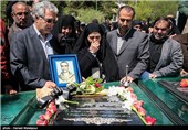 حضور مادر شهید تازه شناسایی شده عباس امیدی بر سر مزار فرزندش - باغ موزه دفاع مقدس