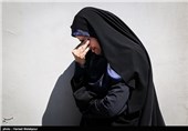 حضور خانواده شهید تازه شناسایی شده عباس امیدی بر سر مزار وی - باغ موزه دفاع مقدس