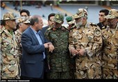 امیر احمدرضا پوردستان فرمانده نیروی زمینی ارتش و مهدی تاج رئیس سازمان لیگ در دیدار تیم‌های فوتبال پرسپولیس و سپاهان