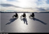 طی سالهای اخیر منطقه گردشگری کفه نمک مورد توجه قرار گرفته است و سرمایه گذاری در راستای احداث منطقه گردشگری در این دشت فراهم شده است که البته احداث تجهیزات در این منطقه صدمات جبران ناپذیری هم به طبیعت بکر منطقه وارد کرده است.