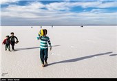به دلیل ساختار این بخش از کویر کفه نمک به یکی از قطبهای گردشگری سیرجان تبدیل شده است و مردم مناطق مختلف کشور برای دیدن زیباییهای این منطقه به سیرجان سفر می‌کنند، اما بارندگی‌ها فصلی موجب ایجاد دریاچه ای بزرگ در کفه نمک سیرجان شده و بر زیبایی‌های این منطقه افزوده است.