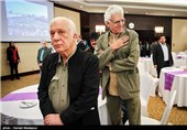 کیومرث پوراحمد و خسرو سینایی در مراسم اعطای گواهینامه درجه یک هنری به هنرمندان سینما و تقدیر از هیئت‌های انتخاب، داوری و برگزاری بخش بین‌الملل سی‌وسومین جشنواره فیلم فجر