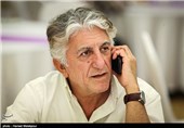 رضا کیانیان در مراسم اعطای گواهینامه درجه یک هنری به هنرمندان سینما و تقدیر از هیئت‌های انتخاب، داوری و برگزاری بخش بین‌الملل سی‌وسومین جشنواره فیلم فجر